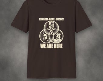 Terminator · Matrix · Idiocracy – Wir sind hier! T-Shirt | Lustiges Tabletop-Rollenspiel-Shirt | Geschenk für Nerds | Spieleabend-Shirt