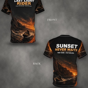 Puede incluir: Una camiseta negra de manga corta con un gráfico de moto acuática en un océano al atardecer. El frente muestra el texto LAST LIGHT RIDER CHASE THE SKYLINE. OWN THE WAKE. La parte posterior muestra el texto SUNSET NEVER WAITS RIDE HARD. STAY GOLDEN.