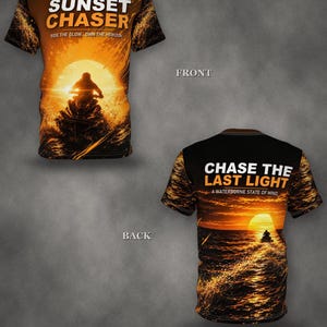 以下が含まれることがあります： 夕日のジェットスキーのグラフィックが描かれた半袖Tシャツ。前面には「SUNSET CHASER RIDE THE GLOW OWN THE HORIZON」、背面には「CHASE THE LAST LIGHT A WATERBORNE STATE OF MIND」という文字と、ジェットスキーに乗る人のシルエットがプリントされています。