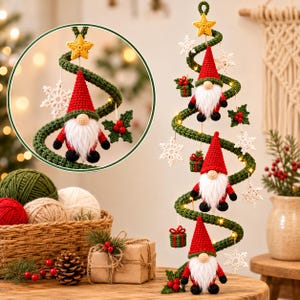 Könnte beinhalten: Eine spiralförmige, grüne Weihnachtsbaumdekoration aus Häkelarbeit mit drei Wichteln mit roten Mützen und weißen Bärten, weißen Häkel-Schneeflocken, kleinen grünen Geschenken und einem gelben Stern als Spitze, beleuchtet durch integrierte Lichterketten.