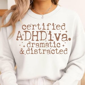 Arquivo SVG e PNG "Certified Adhdiva", Frase engraçada sobre TDAH "Dramático e distraído", Design de camiseta com humor sobre saúde mental, Design moderno para sublimação, Arquivo de corte