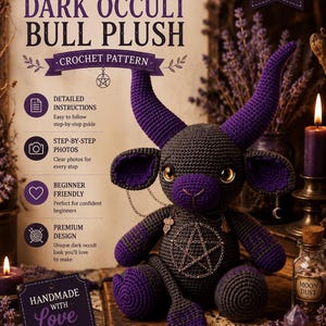 Puede incluir: Un patrón de ganchillo para un peluche de toro ocultista oscuro, con un animal de peluche gris oscuro y morado con cuernos grandes, ojos color ámbar y un dije de pentagrama. El documento incluye instrucciones detalladas y fotografías.
