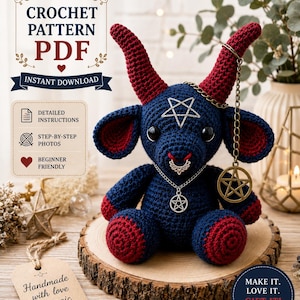 Puede incluir: Una criatura de peluche tejida a ganchillo en azul oscuro y rojo intenso con dos cuernos grandes, ojos de botón negros y un anillo en la nariz. Lleva un collar de pentagrama plateado y un dije de pentagrama de bronce. El texto incluye CROCHET PATTERN PDF.