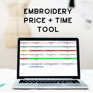 Puede incluir: Un portátil que muestra una hoja de cálculo titulada "EMBROIDERY PRICE + TIME TOOL". La pantalla muestra campos de datos para el recuento de puntadas, las tarifas de digitalización y los costos de las prendas. El portátil está abierto sobre una superficie blanca.