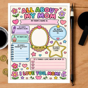 Può includere: Un colorato foglio da compilare "Tutto su mia mamma" con illustrazioni floreali e a forma di cuore. Include sezioni per il colore preferito, l'età, l'attività e altro. Una tazza di caffè, monete, un pennello e un oggetto nero sono sulla superficie di legno.