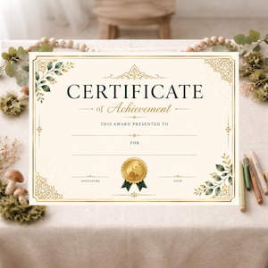 Può includere: Certificato color crema con dettagli oro e verde. Il testo "CERTIFICATE of Achievement" è in verde scuro. Bordi decorativi in filigrana dorata, con accenti di foglie verdi e oro. Un sigillo dorato e un nastro verde sono in basso.