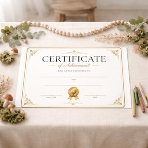 Könnte beinhalten: Eine cremefarbene Leistungsurkunde mit goldenen Zierrändern und Text. Das Zertifikat enthält den Text "CERTIFICATE of ACHIEVEMENT" und Platz für Empfänger und Datum. Stifte und dekorative Elemente umgeben das Zertifikat.