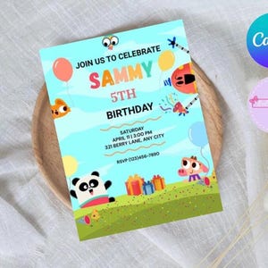 Può includere: Un invito di compleanno colorato con il testo "JOIN US TO CELEBRATE SAMMY 5TH BIRTHAY". L'invito presenta animali dei cartoni animati, palloncini e scatole regalo su sfondo azzurro. Il logo Canva è visibile.