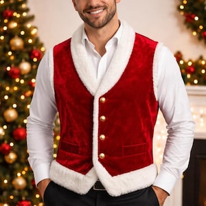 Puede incluir: Un chaleco de terciopelo rojo con ribete de piel sintética blanca y botones dorados. El chaleco se lleva sobre una camisa blanca y se combina con pantalones negros. El atuendo tiene un tema festivo y navideño.
