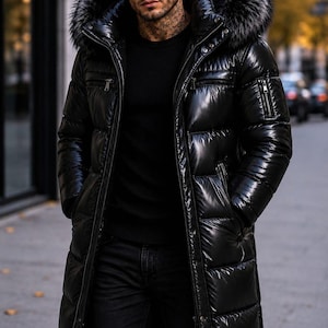 Può includere: Un lungo cappotto trapuntato nero lucido con cappuccio dotato di un bordo spesso in pelliccia sintetica scura. Il cappotto presenta una chiusura frontale con zip, diverse tasche con zip sul petto e sui lati, e un colletto alto.