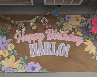 Kwiatowy baner urodzinowy | Ręcznie malowany papier typu kraft, spersonalizowana nazwa | Znak na imprezę w stylu boho
