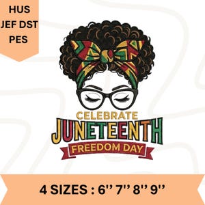 Peut inclure: Un graphisme célébrant le Juneteenth. Il présente une femme aux cheveux bouclés portant des lunettes et un foulard à motifs. Le texte "Celebrate Juneteenth Freedom Day" est affiché en dessous. Disponible en 4 tailles: 15 cm, 18 cm, 20 cm et 23 cm.
