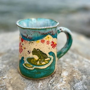 Handgefertigter Steingutbecher, 400 ml, mittelgroß, rustikaler Keramikbecher „Froggy on the Pond“
