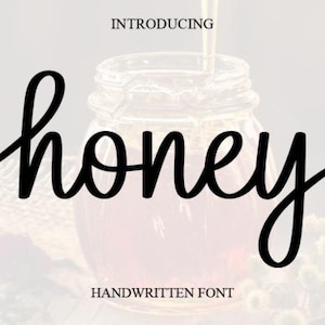 Pode incluir: Um gráfico digital exibindo o texto INTRODUCING em uma fonte pequena sem serifa, seguido pela palavra honey em uma tipografia cursiva preta e fluida, e o texto HANDWRITTEN FONT em uma fonte pequena sem serifa na parte inferior.