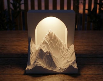Lámpara de escritorio con diorama de montaña