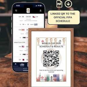Pode incluir: Uma impressão emoldurada em madeira com o texto "WORLD CUP 2026 SCHEDULE & RESULTS" e um código QR. A impressão inclui ilustrações de marcos e bandeiras. Um smartphone exibe uma programação de jogos de futebol.