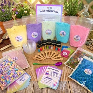 Peut inclure: Un kit Potion Party Host Guide comprenant cinq grands sachets de poudre colorée, des fioles de paillettes, des cuillères en bois, des gobelets en plastique, des pipettes et des sachets de confettis. Inclut des cartes Potion Party Host Guide et Birthday Bubble Brew.