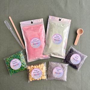 Peut inclure: Un kit sensoriel avec divers mélanges PlayFill, dont de la poudre Molten Magma rose, de la Dino Fizz Dust verte et des Lava Rocks noires. Le kit comprend une cuillère en bois, une pipette et une baguette. Conçu pour le jeu sensoriel.