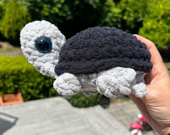 Peluche de tortuga negra y gris