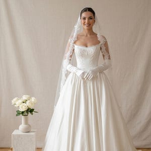 Aangepaste satijnen a-lijn trouwjurk strapless bruidsjurk mouwloze hofsleep elegante bruidjurk afbeelding 4