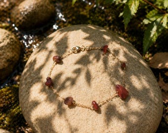 Gold-Plated Red Stone Chip Bracelet – Natural Irregular Gemstone, Everyday Jewelry