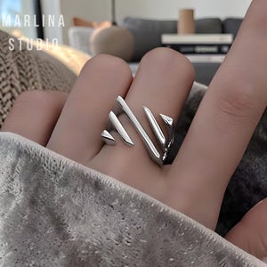 Anillo ajustable de plata con líneas geométricas, anillo irregular de plata 925 con rayas, joyería de inspiración brutalista, regalo minimalista informal.