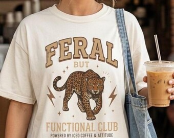 Camiseta "Feral But Functional Club Comfort Colors" / Camiseta divertida y sarcástica para mamás / Camiseta con estampado de leopardo / Regalo para amantes del café helado.