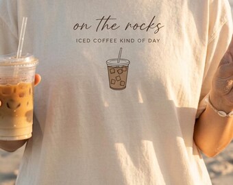 Camiseta On The Rocks Coffee, Camiseta para un día de café helado, Camiseta minimalista para amantes del café, Camiseta gráfica neutra estética, Camiseta Comfort Colors