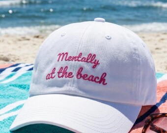 Gorra de algodón bordada "Mentalmente en la playa", estilo relajado veraniego.