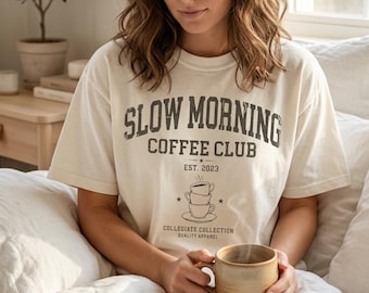 Camiseta Slow Morning Coffee Club, Camiseta cómoda para amantes del café, Camiseta de estilo vintage en colores confortables, Ropa con ambiente relajado matutino