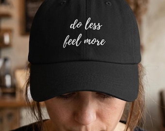 Gorra bordada estilo "Dad Cap" / Gorra minimalista de algodón con el lema "Haz menos, siente más"
