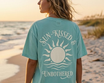 Camiseta "Besada por el sol y despreocupada", camiseta veraniega costera, camiseta gráfica con estética playera, camiseta de vacaciones para mujer, camiseta cómoda de talla grande y a la moda en colores vibrantes.