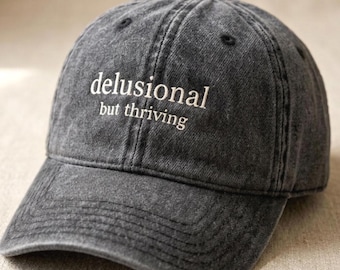 Gorro divertido para mamás, gorro para mamás ilusas pero exitosas, gorra para mamás agotadas, gorro para mamás sobreestimuladas, regalo para mamás con las que te puedes identificar, gorro de estética neutra