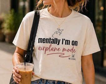 Camiseta "Mentalmente estoy en modo avión", camiseta divertida de viaje, camiseta con humor para introvertidos, camiseta gráfica "Modo vacaciones", atuendo para el aeropuerto, regalo para ella.
