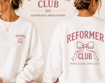 Sudadera Reformer Club, cuello redondo con estética Pilates, conjunto deportivo estilo lirio rosa, sudadera Pilates & Coffee, regalo para ella.