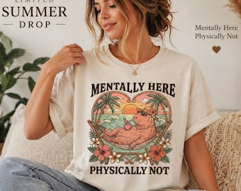 Camiseta "Mentalmente aquí, físicamente no", camiseta divertida de capibara, camiseta para mamás agotadas, camiseta de vacaciones para introvertidos, camiseta gráfica estética, corte relajado