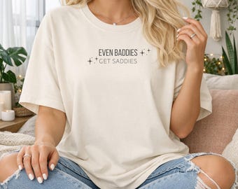 Camiseta con el lema "Incluso los malos se ponen tristes" / Gráfico con texto minimalista