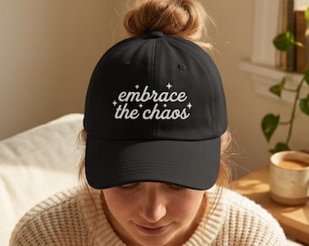 Gorra de béisbol de algodón bordada "Embrace the Chaos"