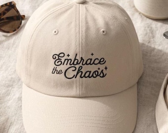 Gorra bordada "Abraza el caos" / Gorra divertida para mamás / Regalo para mamás cansadas / Gorra para mamás agotadas