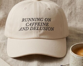 Gorra de papá con la frase "Funcionando a base de cafeína y delirios" / Gorro bordado divertido / Gorro de mamá cansada