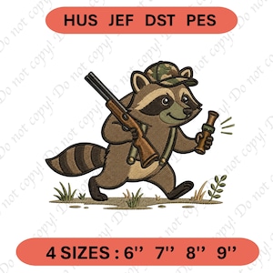 Könnte beinhalten: Gesticktes Design mit einem Waschbären, der einen Camouflage-Hut und Hosenträger trägt und ein Gewehr und einen Lockruf hält. Das Design enthält den Text "HUS JEF DST PES" und ist in 4 Größen erhältlich: 15 cm, 18 cm, 20 cm und 23 cm.