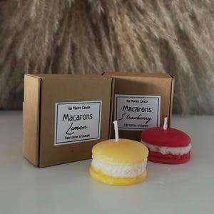 Puede incluir: Un letrero de madera rústica con el texto "Welcome to our home" en letras blancas. El letrero presenta un acabado envejecido y un diseño simple y acogedor, perfecto para un porche o entrada.