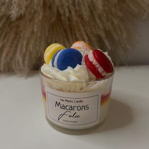 Puede incluir: Un juego de tres tazas de cerámica con un acabado mate moteado. Las tazas son de color crema, gris claro y gris oscuro. Cada taza tiene un diseño simple y minimalista, ideal para café o té.