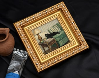 Op de afbeelding: Een ingelijst schilderij met een gouden, sierlijke lijst toont een zwarte kat op een groen gestreepte bank. Een kleine tafel met een lamp en boeken staat naast de bank. Een tube blauwe verf en een kleine bruine kruik staan op de voorgrond.
