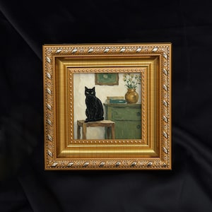 Könnte beinhalten: Gerahmtes Gemälde mit einer schwarzen Katze auf einem Hocker. Der goldfarbene, verzierte Rahmen umschließt eine Szene mit grüner Kommode, Blumenvase und kleinem Bild. Klassischer Stil.