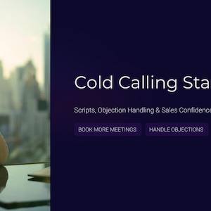 Op de afbeelding: Afbeelding toont een vrouw aan de telefoon, met de tekst "Cold Calling Starter Kit". De kit bevat scripts, bezwaarbehandeling en een gids voor verkoopvertrouwen. Knoppen tonen "Book More Meetings", "Handle Objections" en "Sell with Confidence".