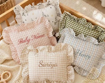 Personalisiertes Gingham Rüschen Kissen, Gesticktes Name Kinderzimmer Kissen