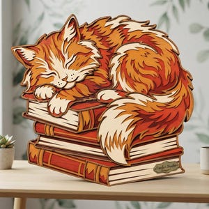 Pode incluir: Uma peça de arte de parede em madeira multicamadas que retrata um gato laranja fofo dormindo sobre uma pilha de três livros. O gato tem pelo creme e laranja, e os livros têm capas vermelhas com páginas creme. Uma pequena placa diz Fanfen Studio.