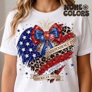 Könnte beinhalten: Weißes T-Shirt mit einem patriotischen Herzdesign. Das Herz kombiniert die amerikanische Flagge mit einem Leopardenmuster, einer Schleife und den Texten "INDEPENDENCE DAY" und "AMERICAN PRIDE". Sterne und Feuerwerk vervollständigen das Design.