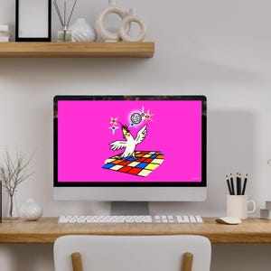 Puede incluir: Un monitor de ordenador muestra una caricatura de una cacatúa blanca bailando sobre un suelo a cuadros de colores sobre un fondo rosa brillante. La escena incluye una bola de discoteca y estrellas, lo que sugiere un tema de fiesta. El ordenador está sobre un escritorio de madera.